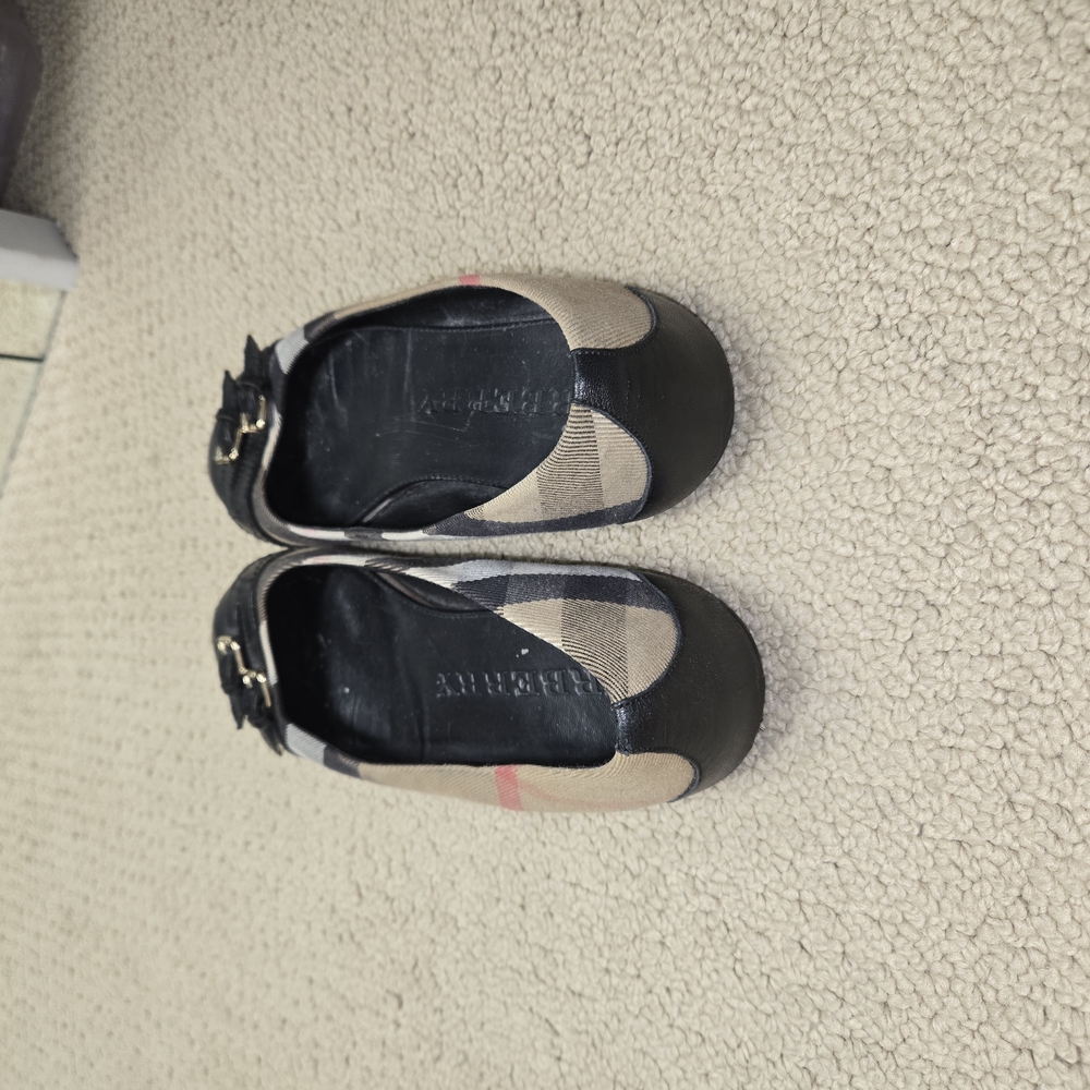 Burberry Women's Black and Tan Flats - Picture 4 of 7